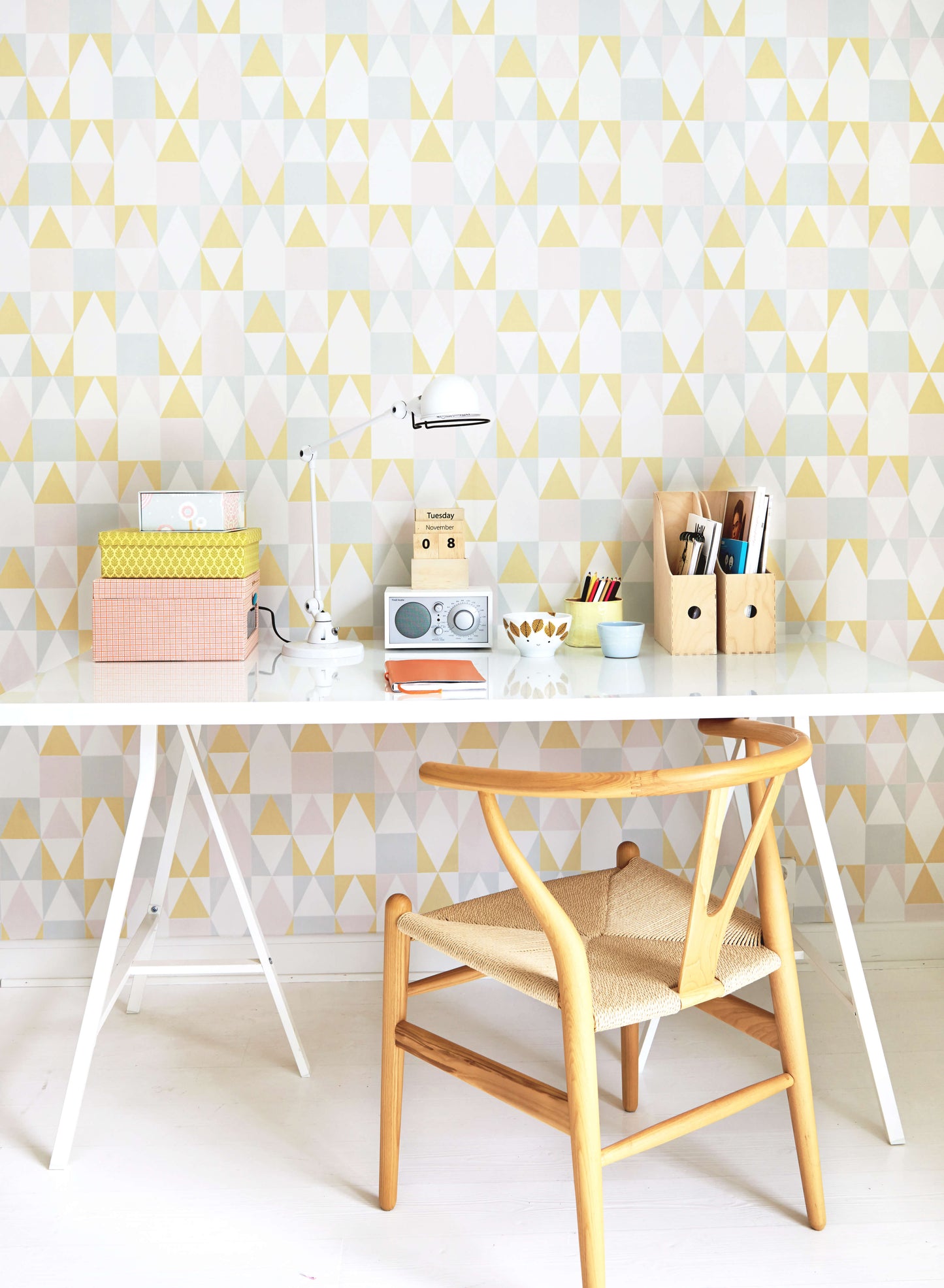 Alice Pink/Yellow Wallpaper by Majvillan
