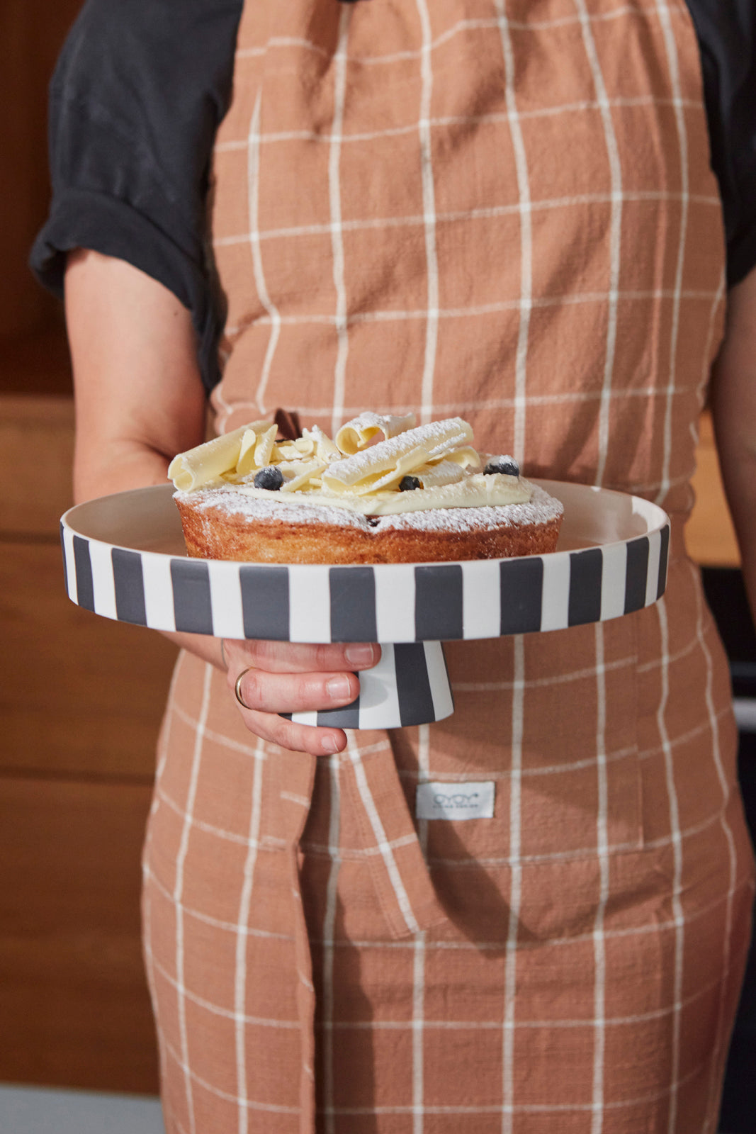 gobi apron high caramel by oyoy 3