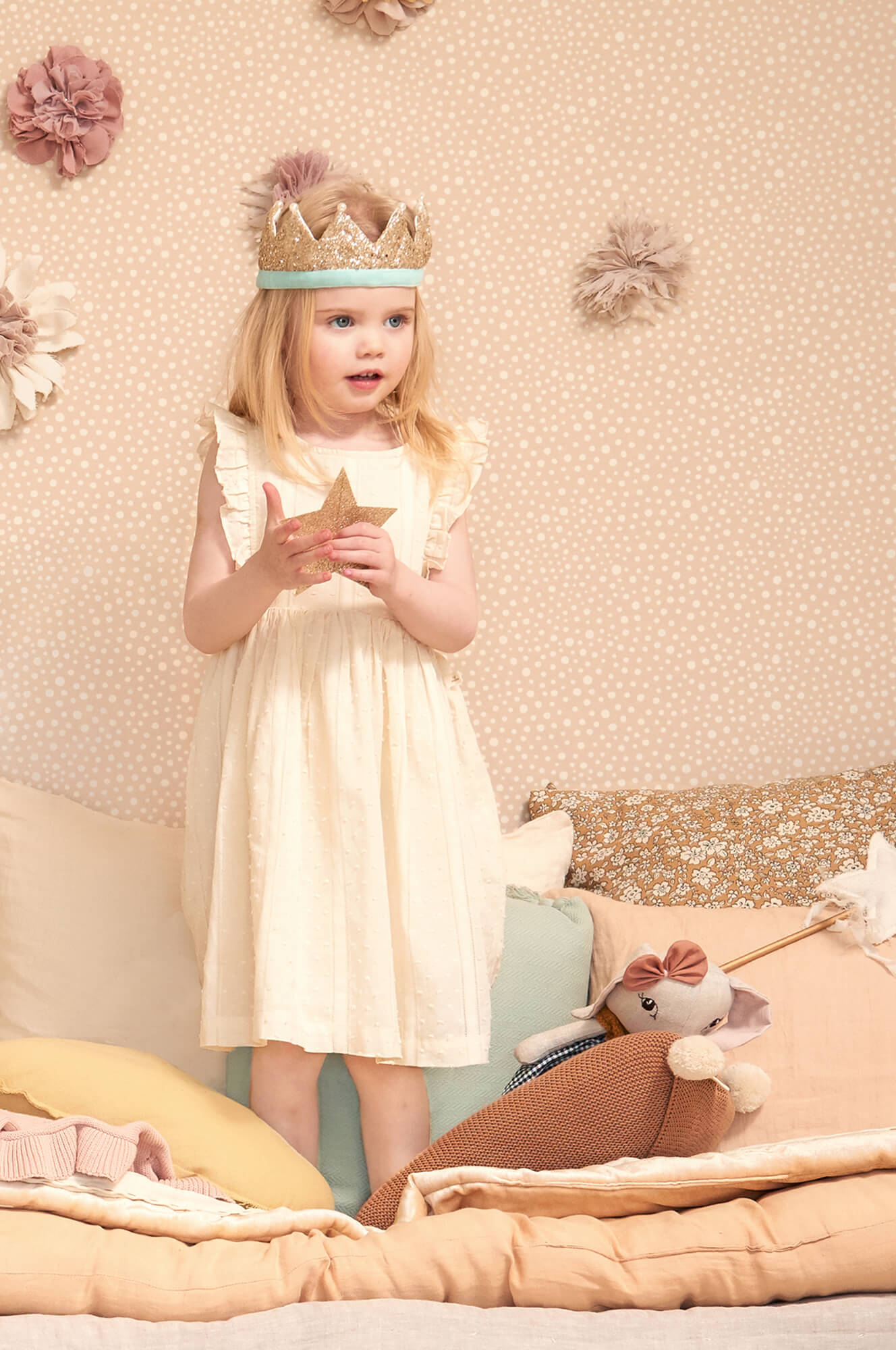 Dots Wallpaper in Soft Pink