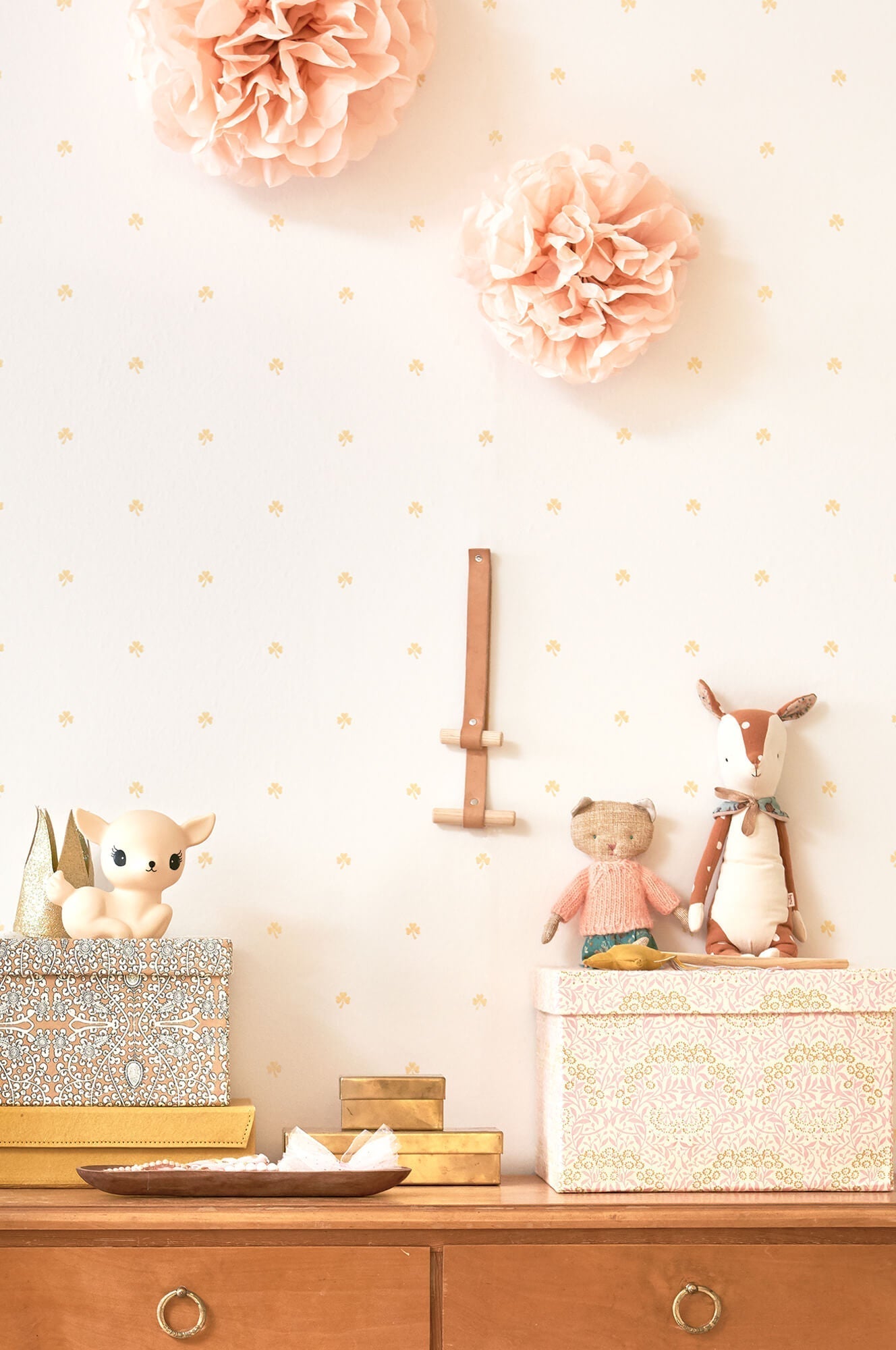 Holly White/Gold Wallpaper by Majvillan