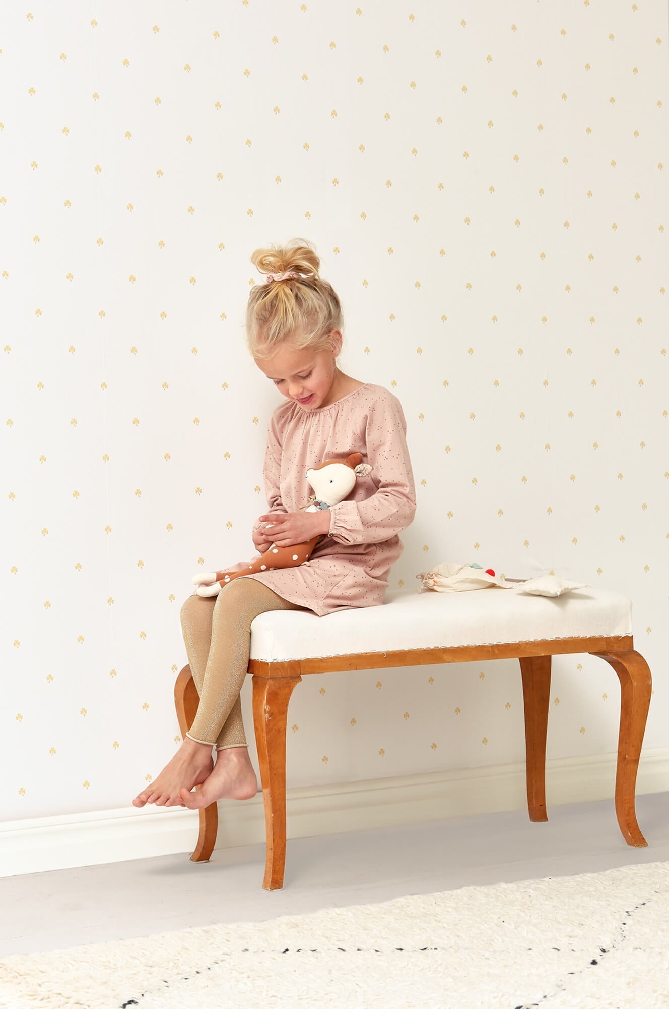 Holly White/Gold Wallpaper by Majvillan