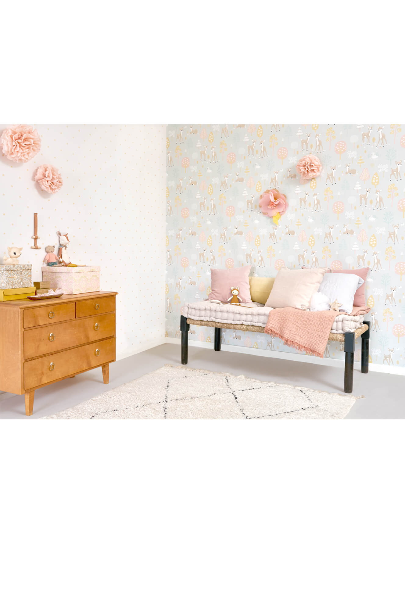 Holly White/Gold Wallpaper by Majvillan