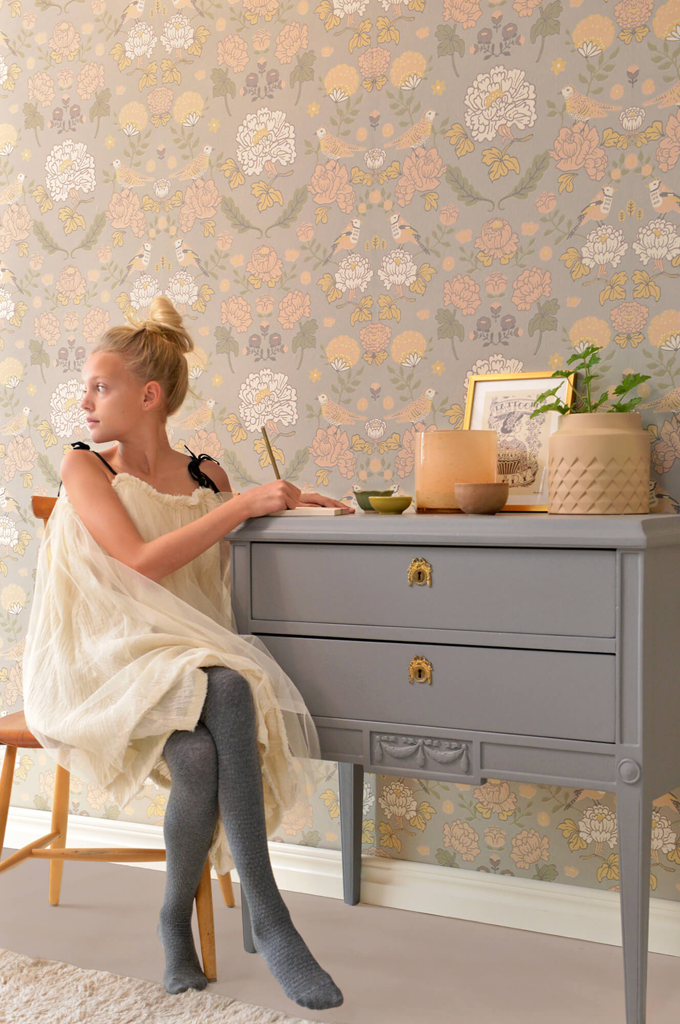 June Mindful Grey Wallpaper by Majvillan