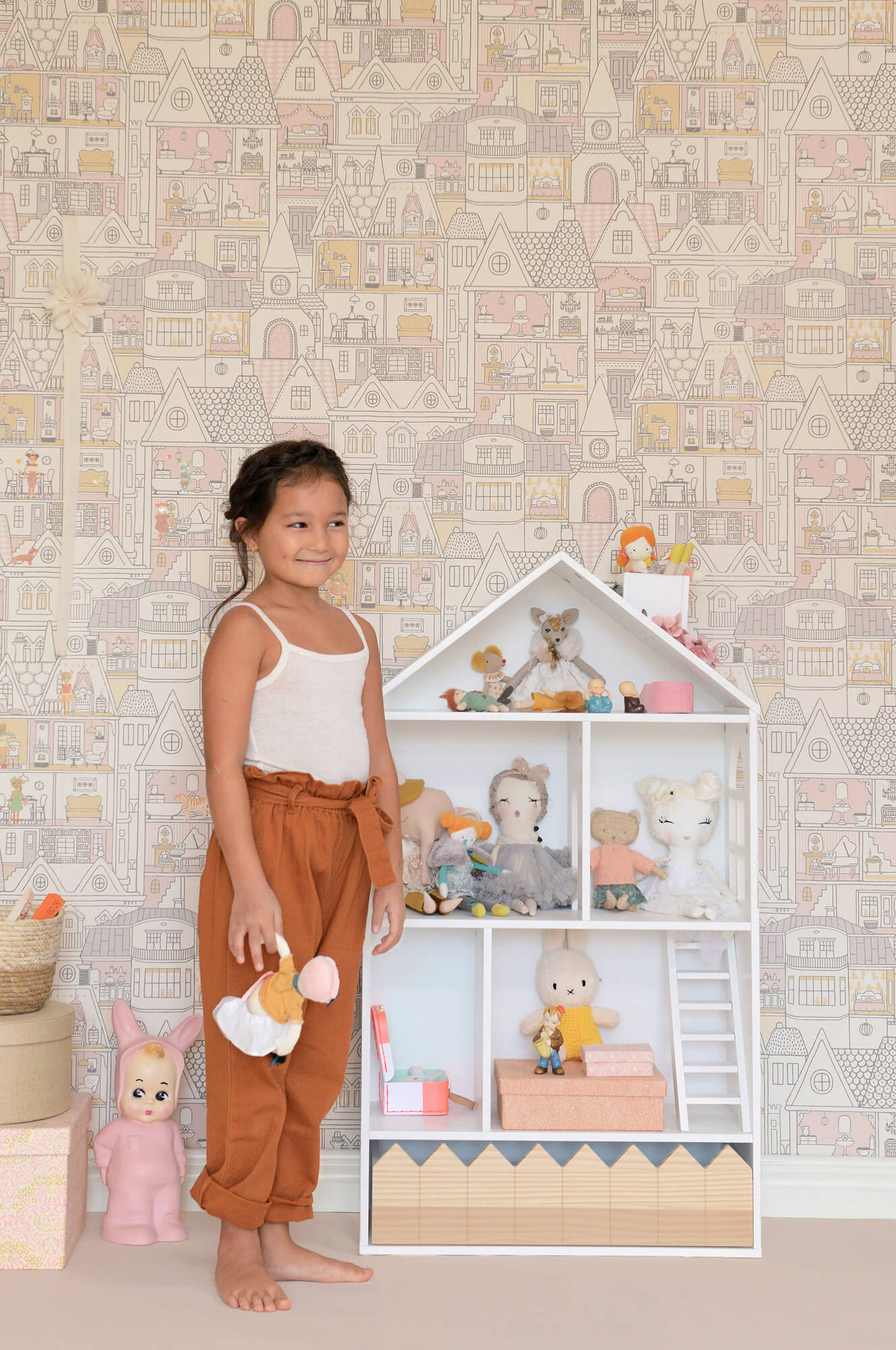 Dollhouse Wool White Wallpaper by Majvillan