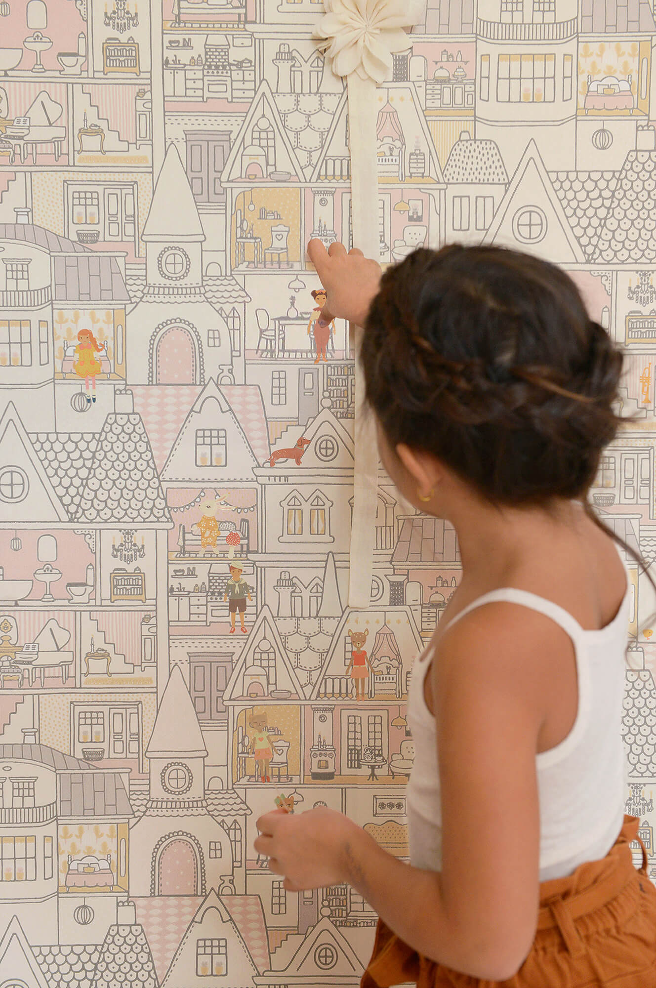 Dollhouse Wool White Wallpaper by Majvillan