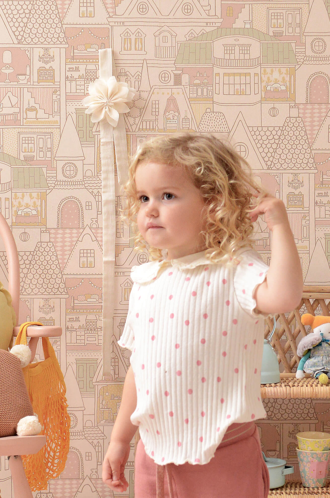 Dollhouse Sunny Pink Wallpaper by Majvillan