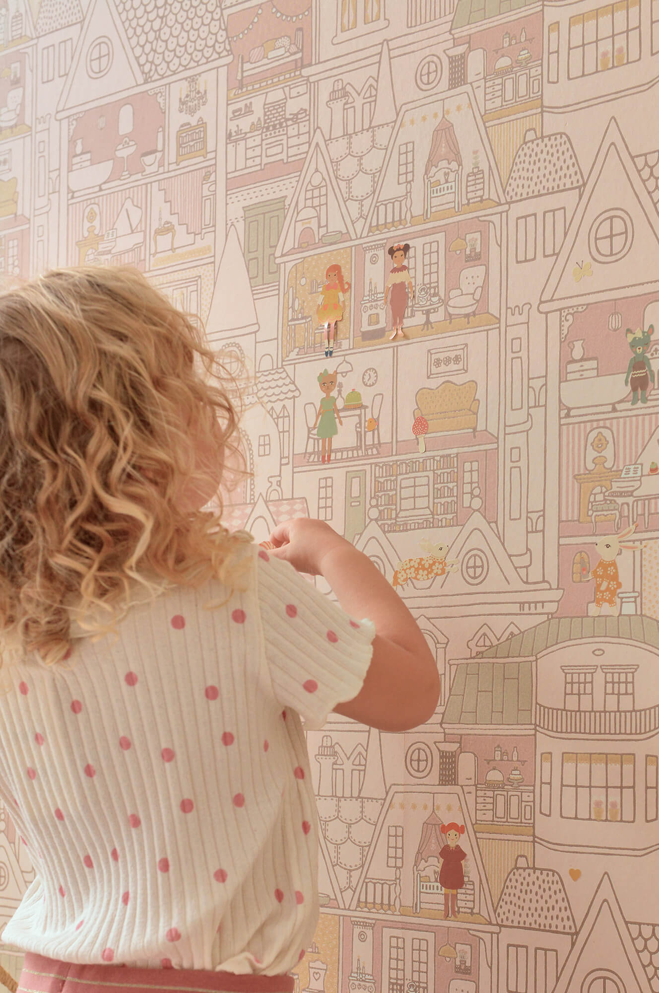 Dollhouse Sunny Pink Wallpaper by Majvillan