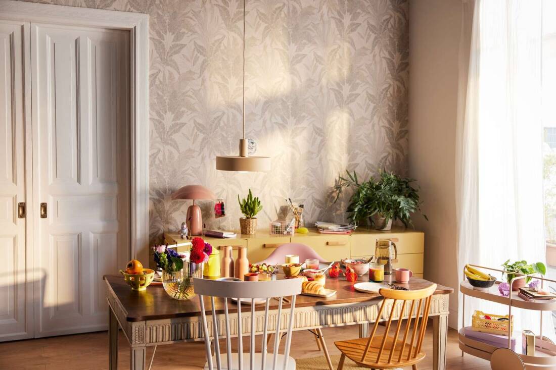 Large Leaf Floral Light Texture Wallpaper in Beige/Gold/Grey