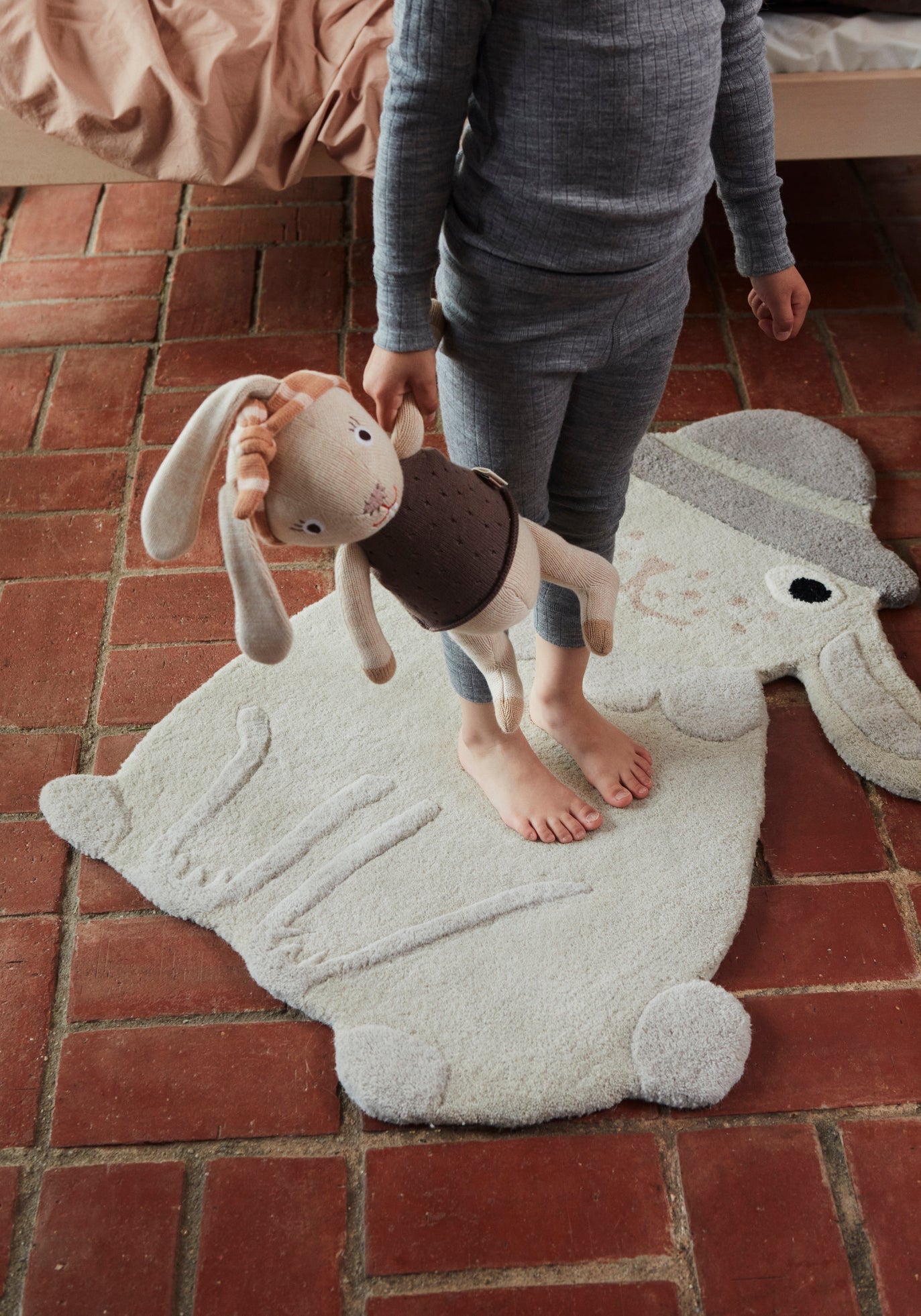 hopsi rabbit rug by oyoy m107159 2